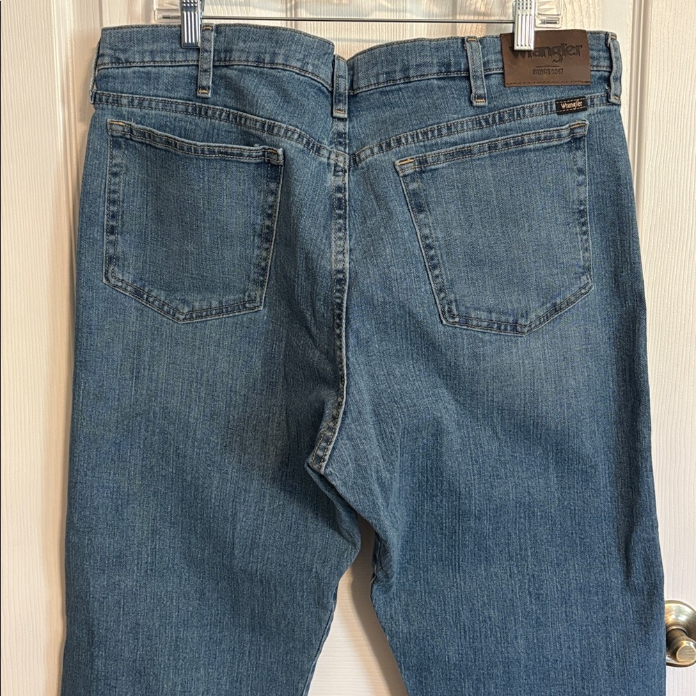 Men’s Wrangler Relaxed Fit Jeans 38x32 - Picture 2 of 7